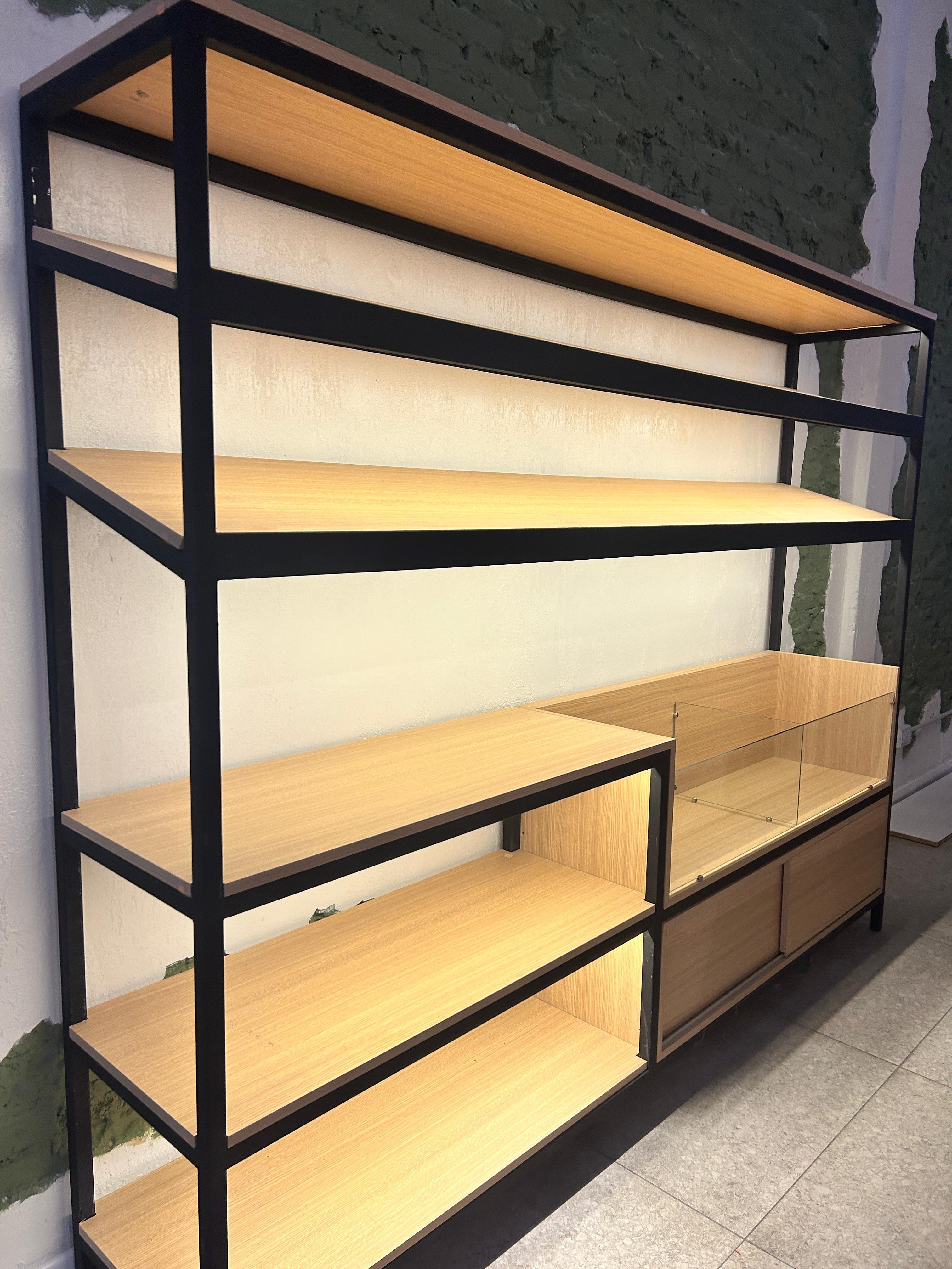 Facturero Exhibidor Industrial de Hierro y Madera con Iluminación LED